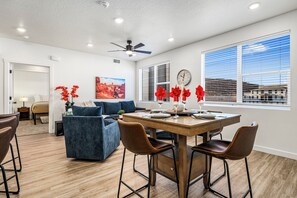 Dining - Terra West L201, Smart TV, PlayStation, Community Amenities w/Water Slide & Outdoor Grill (Hurricane)