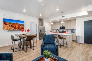 Dining - Terra West L201, Smart TV, PlayStation, Community Amenities w/Water Slide & Outdoor Grill (Hurricane)