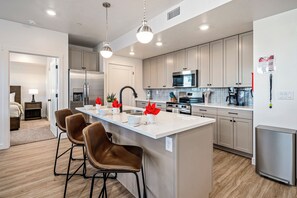 Fridge, microwave, oven, stovetop - Terra West L201, Smart TV, PlayStation, Community Amenities w/Water Slide & Outdoor Grill (Hurricane)