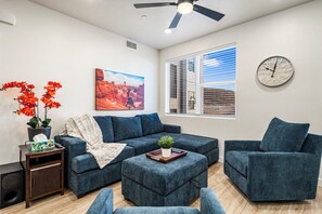 Smart TV - Terra West L201, Smart TV, PlayStation, Community Amenities w/Water Slide & Outdoor Grill (Hurricane)