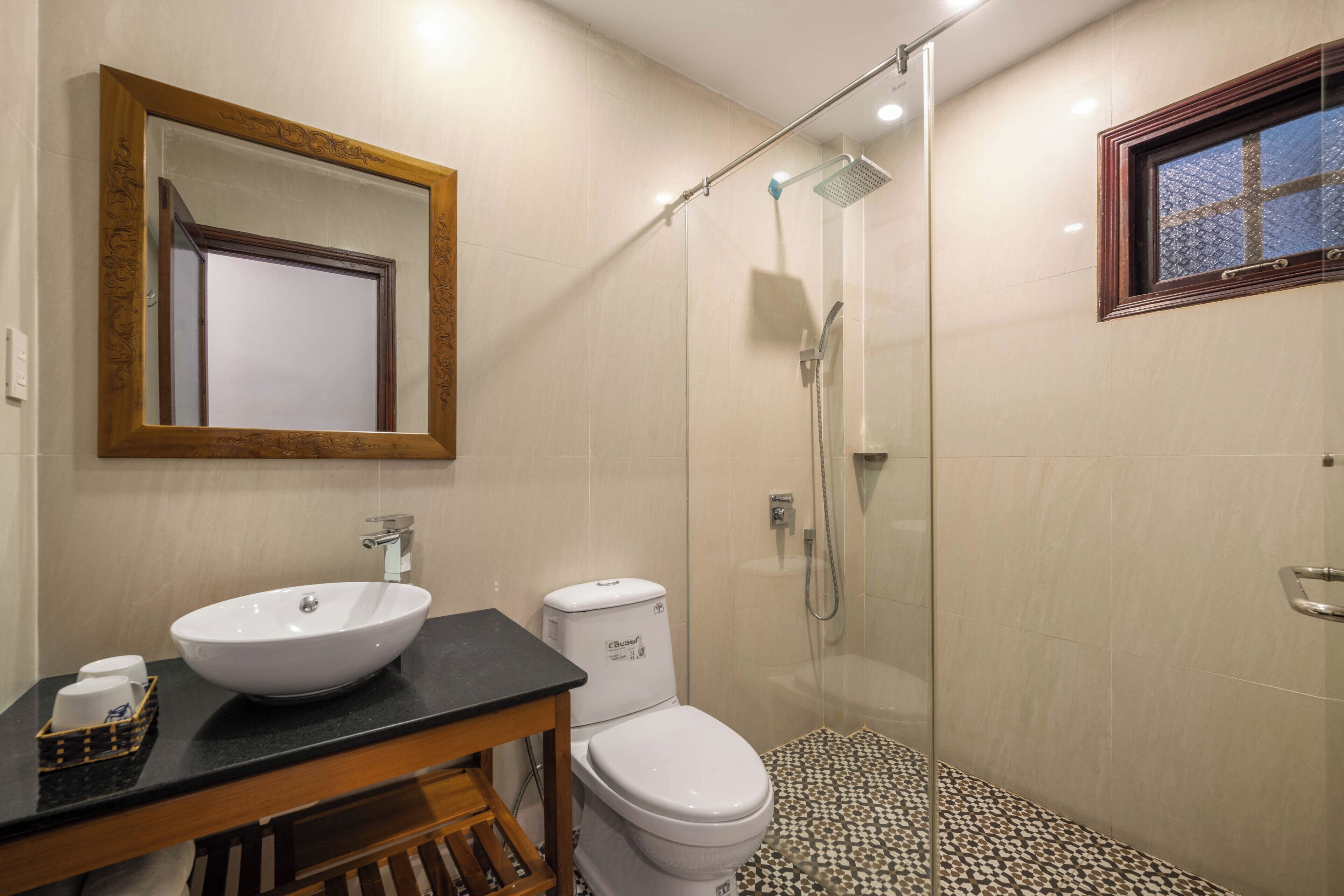 Ein Badezimmer mit Waschbecken, Toilette, Dusche und Spiegel.