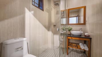 Habitación Deluxe con 1 cama matrimonial o 2 individuales, vista al patio | Baño | Regadera, secadora de cabello, pantuflas, toallas