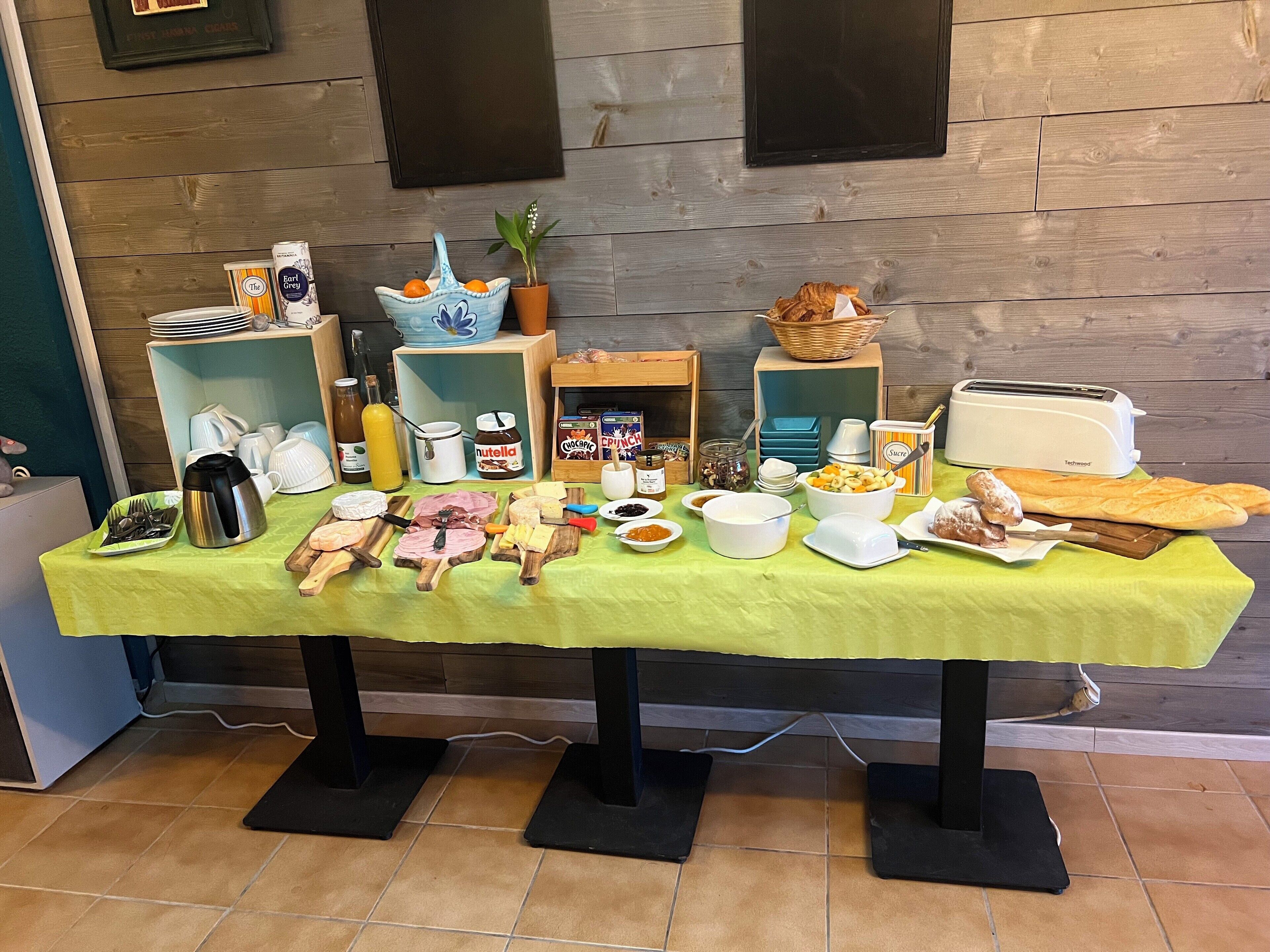 Ein reichhaltiges Frühstücksbuffet mit verschiedenen Speisen und Beilagen auf einem Tisch.