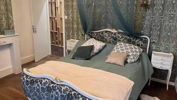 4 habitaciones, tabla de planchar con plancha y cuna de viaje