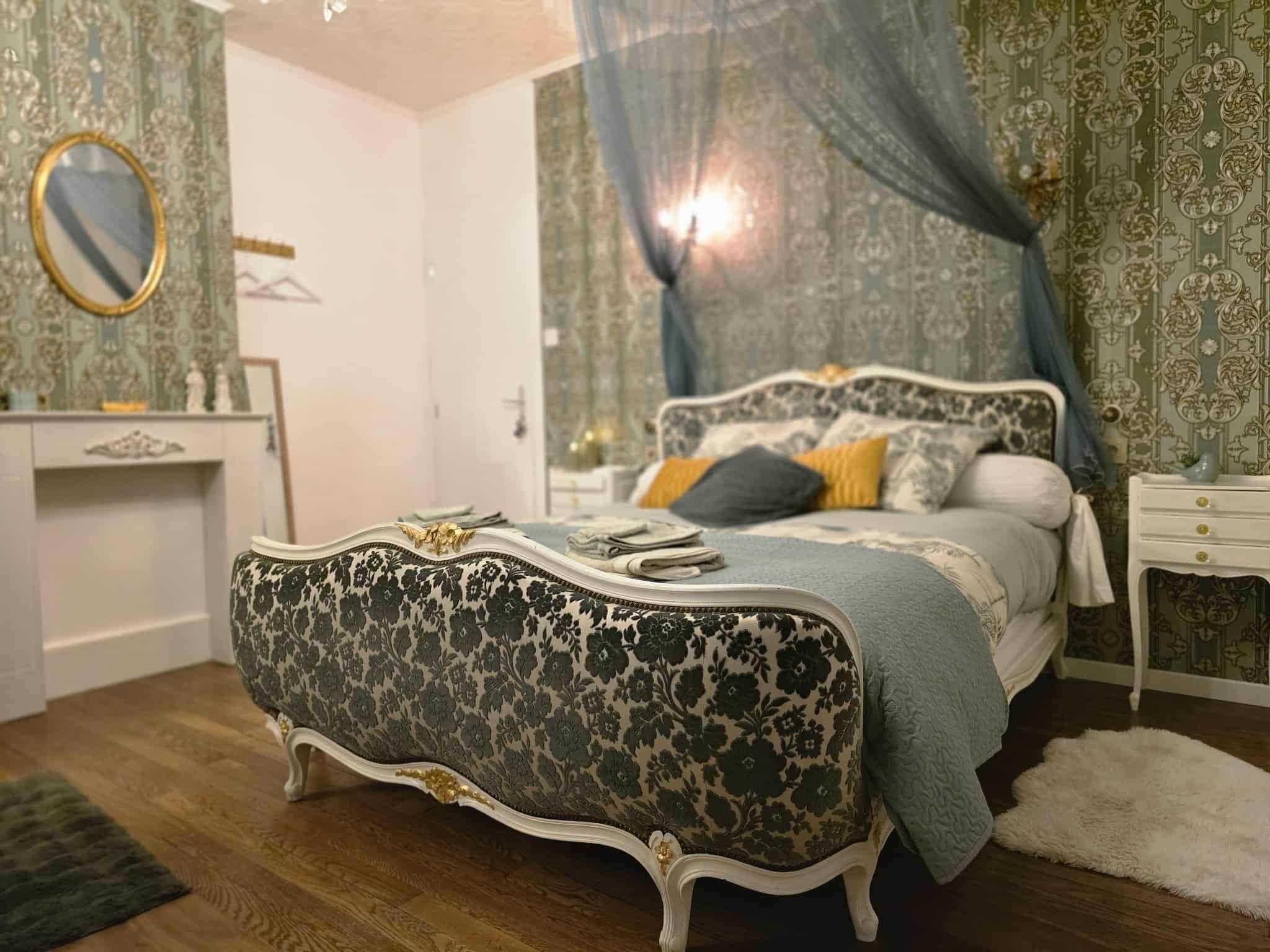 Een slaapkamer met een bed, een kaptafel en een spiegel.