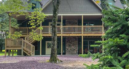 Pine Crest Lodge, Private 8BR Home with Large Yard, Dual Fireplace, & Hot Tub