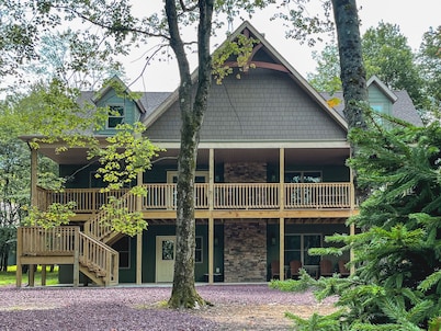 Pine Crest Lodge, 8BR 5BA Home with Large Yard, Fire Pit, & Private Hot Tub