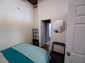 1 bedroom, desk, iron/ironing board, free WiFi - Detroit Riverview Loft (Detroit)