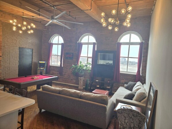 Smart TV, books, offices, printers - Detroit Riverview Loft (Detroit)