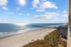 Accommodatie ligt op het strand, ligstoelen, strandlakens