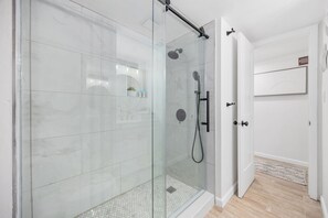 Douche, séchoir à cheveux, serviettes fournies, savon