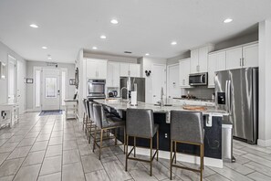 Kylskåp, mikrovågsugn, ugn och spishäll