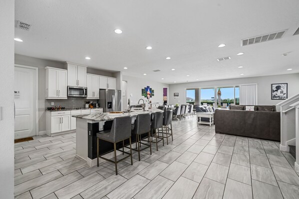 Kylskåp, mikrovågsugn, ugn och spishäll