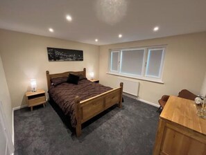 3 slaapkamers, een bureau, een strijkplank/strijkijzer, reisbedje
