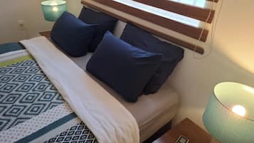 2 quartos, ferros/tábuas de passar roupa, berço de viagem