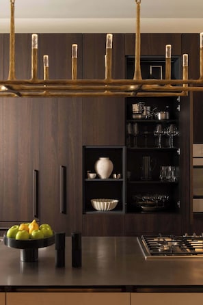 Frigorífico, microondas, horno y placa de cocina