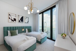 Een moderne hotelkamer met twee bedden, een groot raam met uitzicht op een reuzenrad en kunst aan de muur.