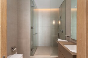 Een douche, een haardroger, handdoeken