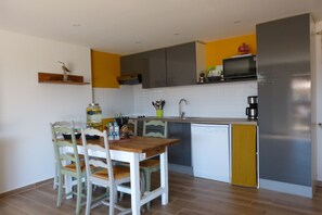 Fridge, microwave, oven, stovetop - Mini villa T3 air-conditioned, sea view, cosy & modern (Olmeto)