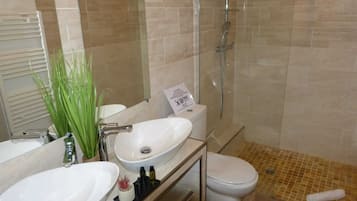 Dusche, Haartrockner, Handtücher