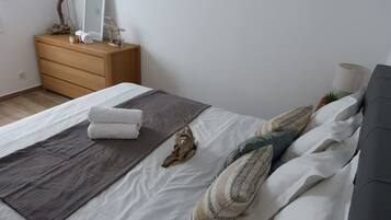 1 slaapkamer, een strijkplank/strijkijzer, reisbedje, gratis wifi