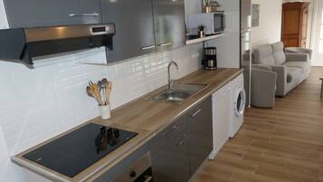 Een koelkast, een microgolfoven, een oven, een kookplaat