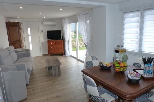 Mini Villa (2 bedrooms), air-conditioned, ocean view, cozy & modern  