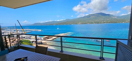 T2 de Standing Coté Plage, feet in the water