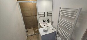 Dusche, Haartrockner, Handtücher
