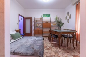 Iron/ironing board, WiFi, bed sheets