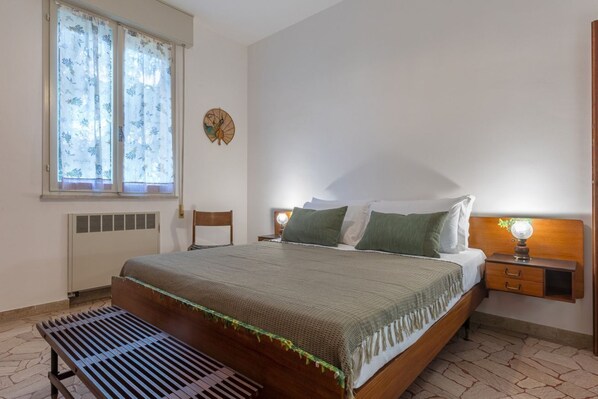 Iron/ironing board, WiFi, bed sheets