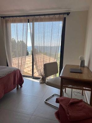 3 bedrooms, desk, free WiFi, bed sheets