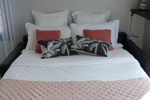 Free WiFi, bed sheets - Large & beautiful air-conditioned studio with sea view (Propriano)