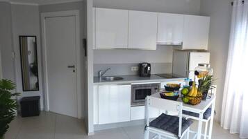 Refrigerador, microondas, parrilla de estufa y cafetera y tetera