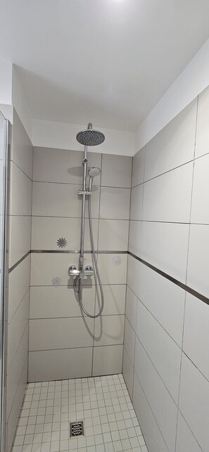 Douche, sèche-cheveux, serviettes fournies