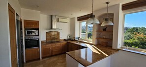 Kylskåp, mikrovågsugn, ugn och spishäll