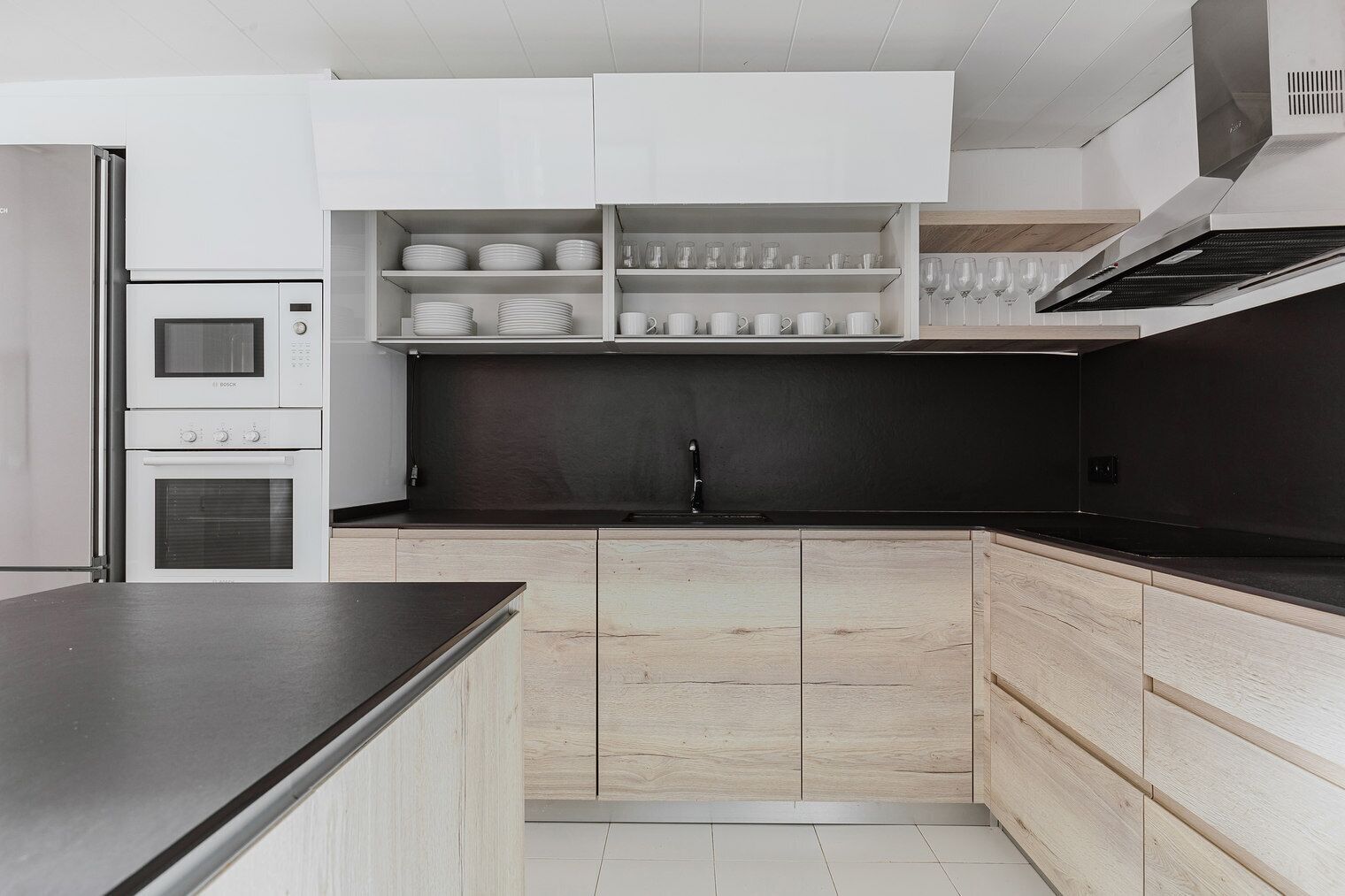 Kylskåp, mikrovågsugn, ugn och spishäll