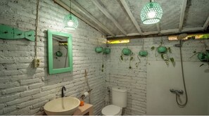 Casa de campo Confort, vistas al jardín | Baño | Ducha, toallas, jabón y champú