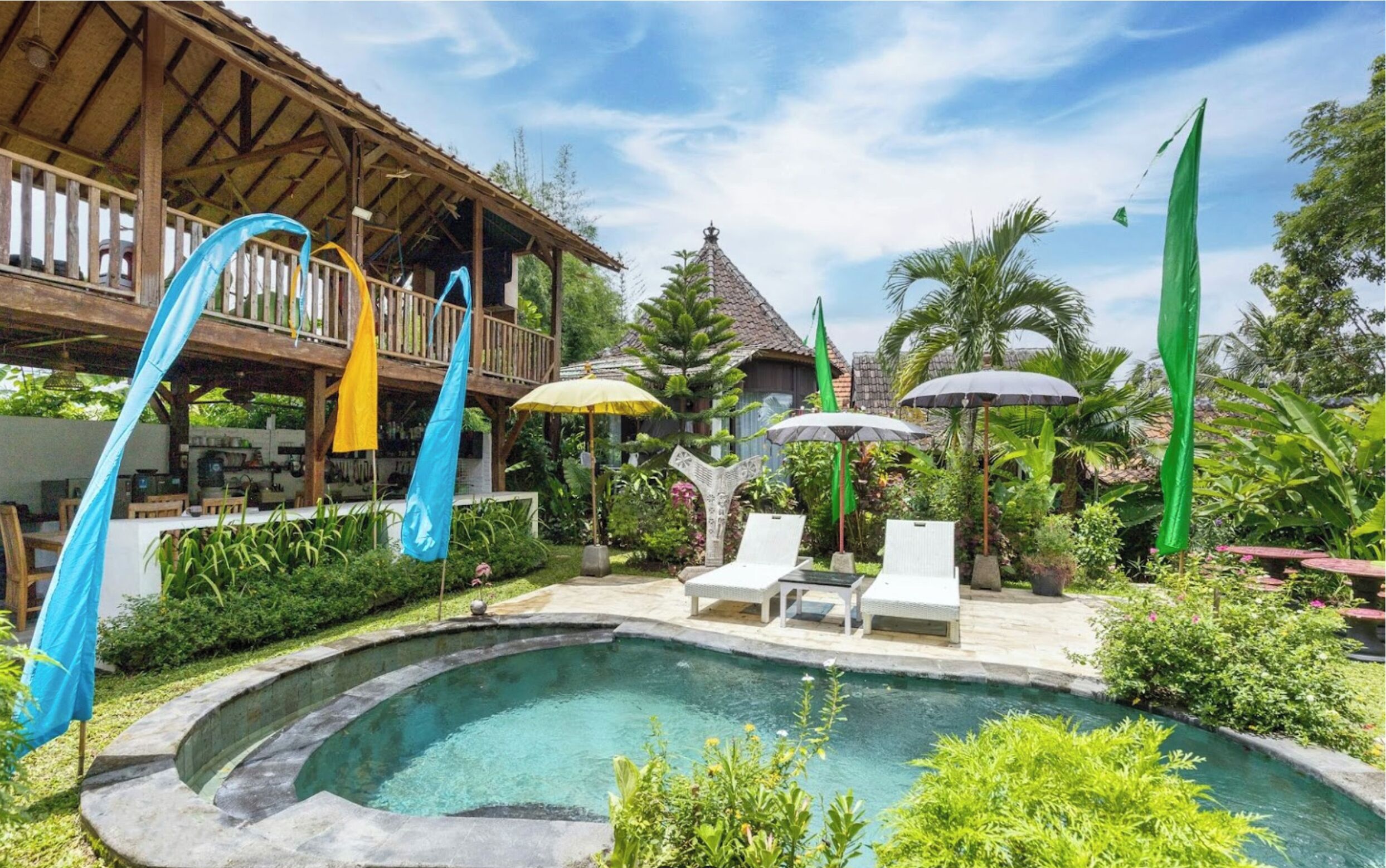 Geladeira grande, micro-ondas, cooktop