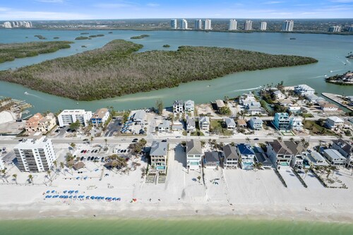 New! Walk to the Beach | 2-Bedroom Tropical Oasis | Sleeps 6