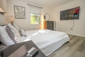 2 bedrooms, iron/ironing board, WiFi, bed sheets - Close to Downtown/UMASS Walk-Out Basement Condo with game room & big backyard! (Amherst)
