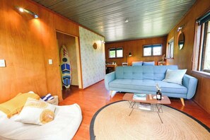 TV, fireplace, books, offices - Casa Del Mar - Our Island (Waiheke Island)