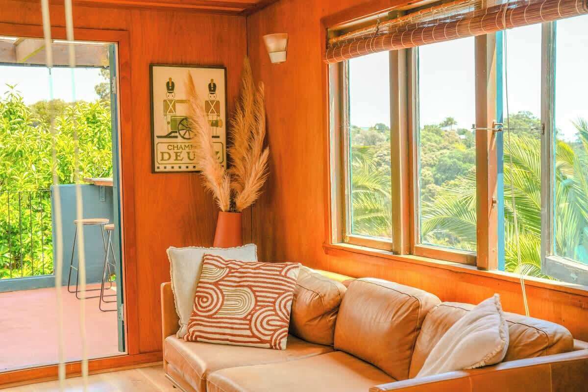 Télévision, cheminée, livres, espaces bureaux