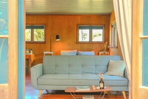 Fernseher, Kamin, Bücher, Arbeitsbereiche