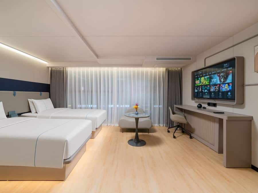 Free minibar, free WiFi, bed sheets