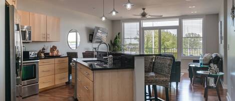 Frigorífico, microondas, horno y placa de cocina