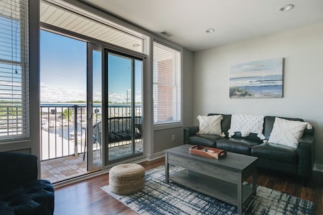 Smart TV. Luxury Waterfront Condo