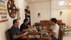 A dining area with a round table, wooden chairs, and a decorative ceiling. - House with 4 bedrooms for 10 people with all the comfort you need! (Asunción)