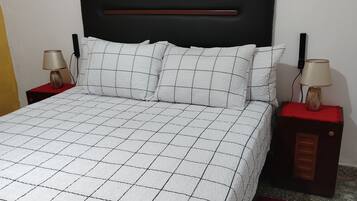 4 makuuhuonetta, silitysrauta/-lauta, ilmainen Wi-Fi, vuodevaatteet