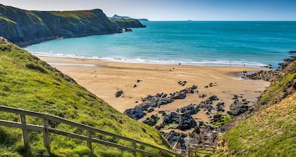 Beach Cottage, Holiday Cottage Abereiddy, Sleeps 6, 3 bedrooms, bathrooms